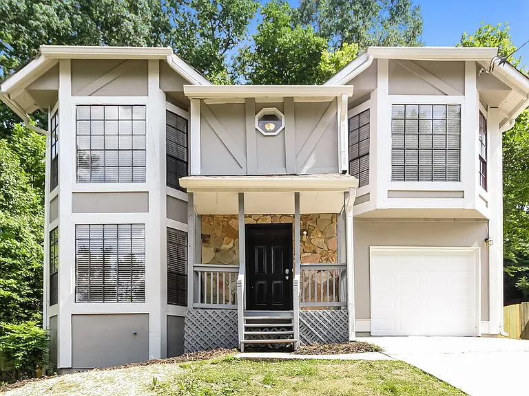 1097 Williamsburg Ln — Photo 1