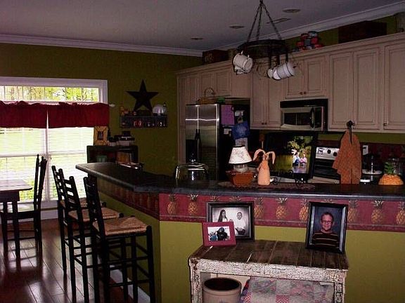 4th image of 258 Rose Ln