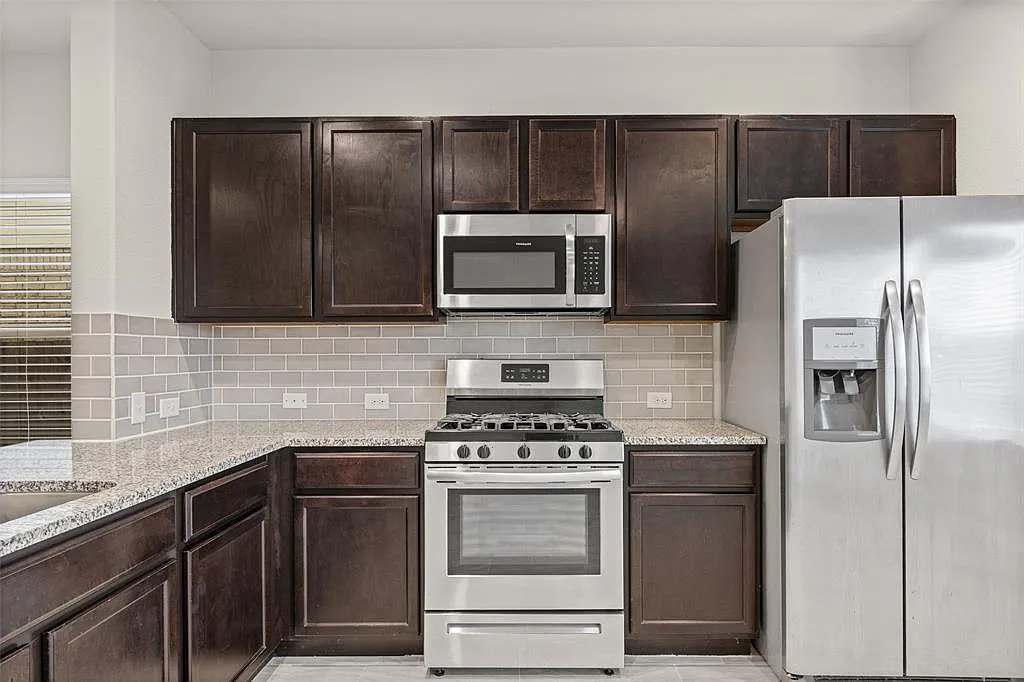 3 bed, 2.5 bath, 2286 sqft, $2,150 — Photo 2