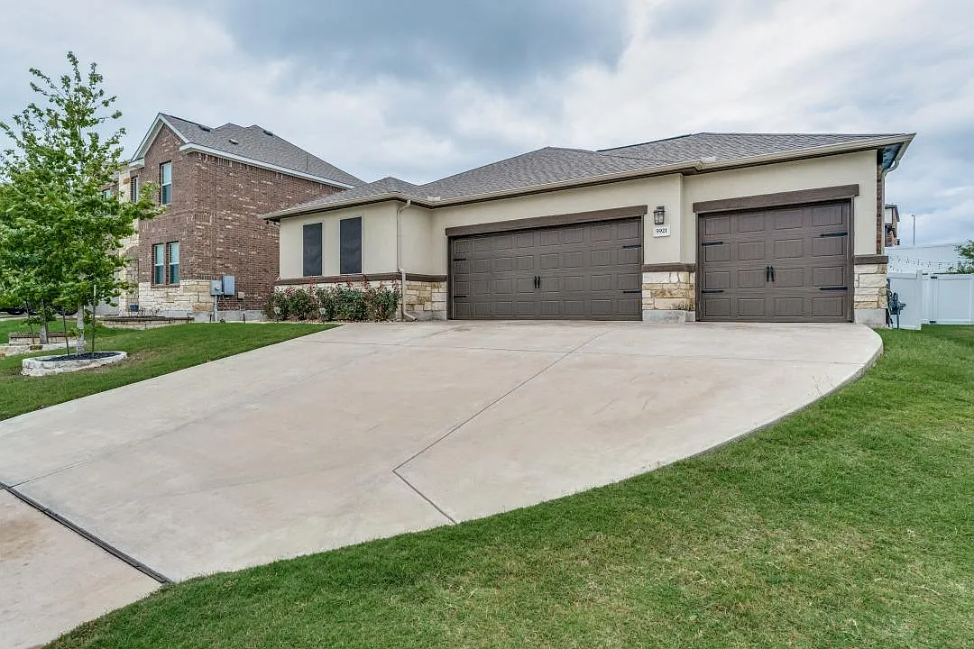 4 bed, 2.0 bath, 1891 sqft, $2,900 — Photo 2