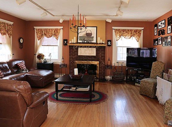 3rd image of 157 Holland Ave