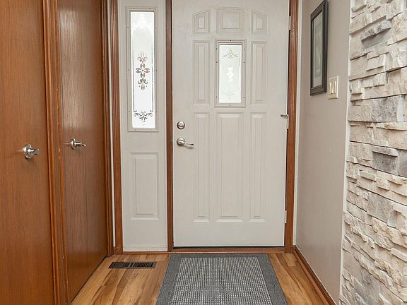 5th image of 319 Greenbriar Dr