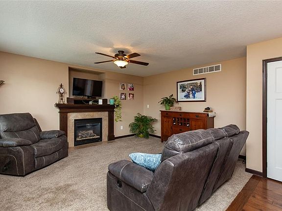 4th image of 329 Aspen Dr NW