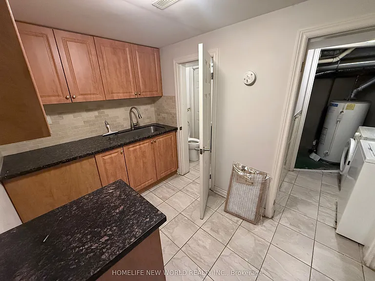 63 Lehar Cres — Photo 31