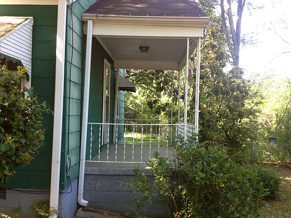 Right side fenced in porch