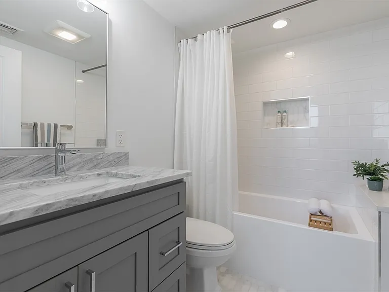 331 Chelsea St #4 — Photo 11