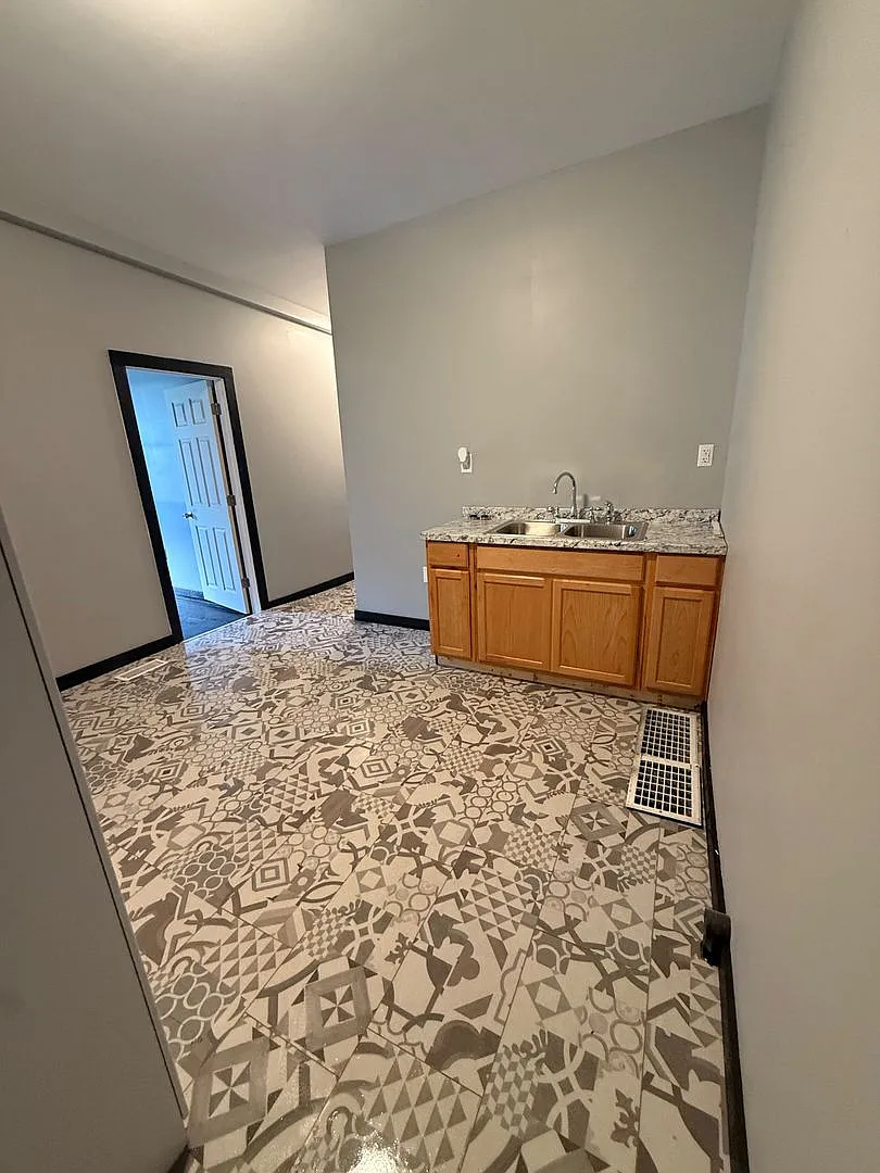 4 bedrooms 2 baths — Photo 2
