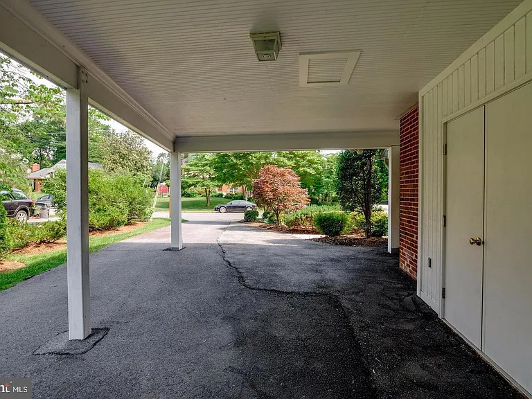 1415 Mayflower Dr — Photo 30