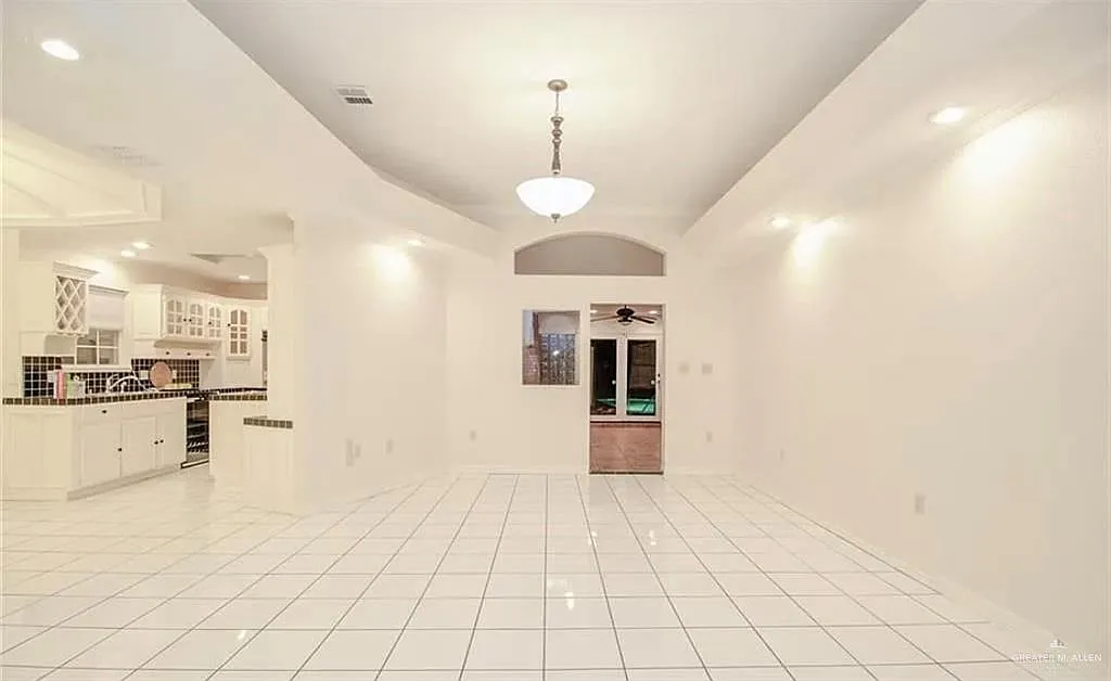 4 bed, 3.5 bath, 2037 sqft, $2,400 — Photo 3