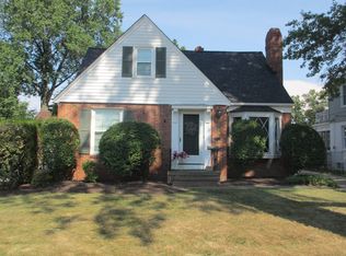 1051 Bates Rd, Rocky River, OH 44116