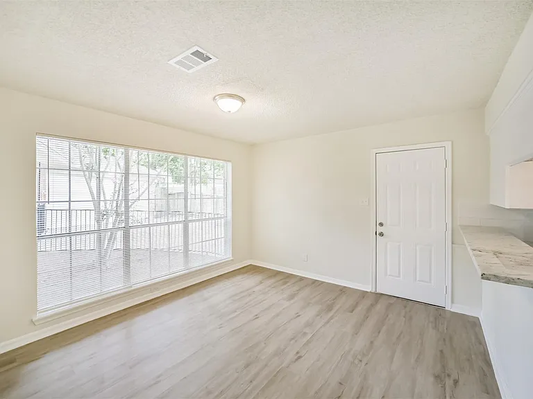 1011 Baltic Ln — Photo 9