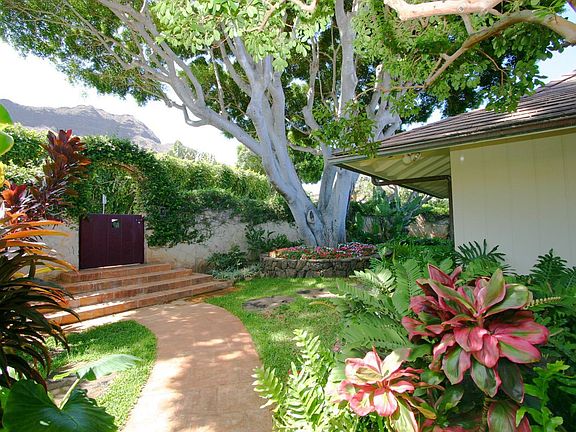 Beautiful garden entrance with Diamond Head in the backdrop
