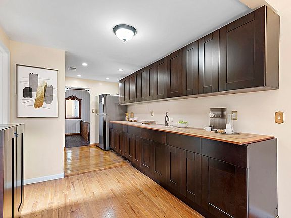 5th image of 9 E 52nd St