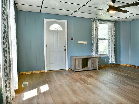 3rd image of 574 Thornton St