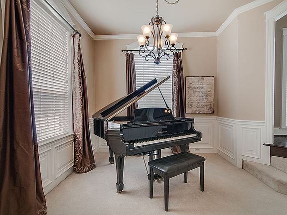 4th image of 905 N Hunters Gln