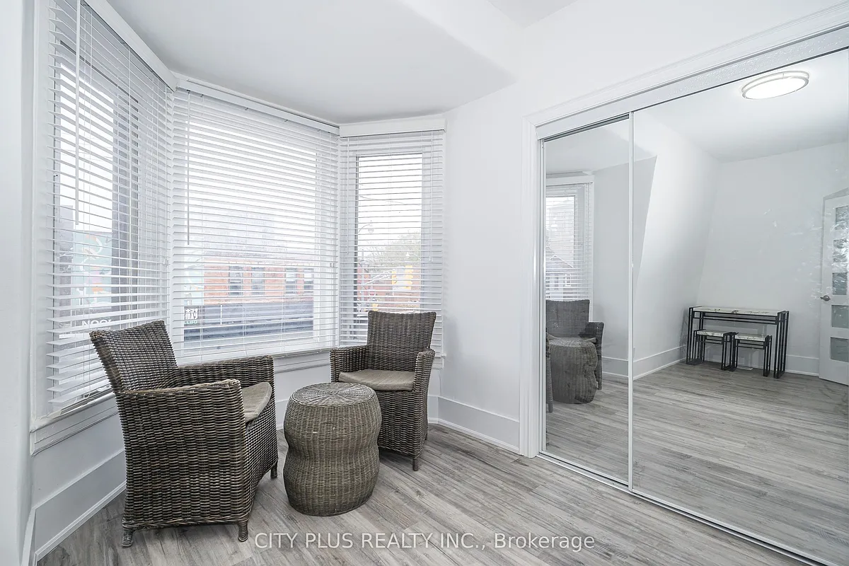 Building Photo - 106 Harbord St #2