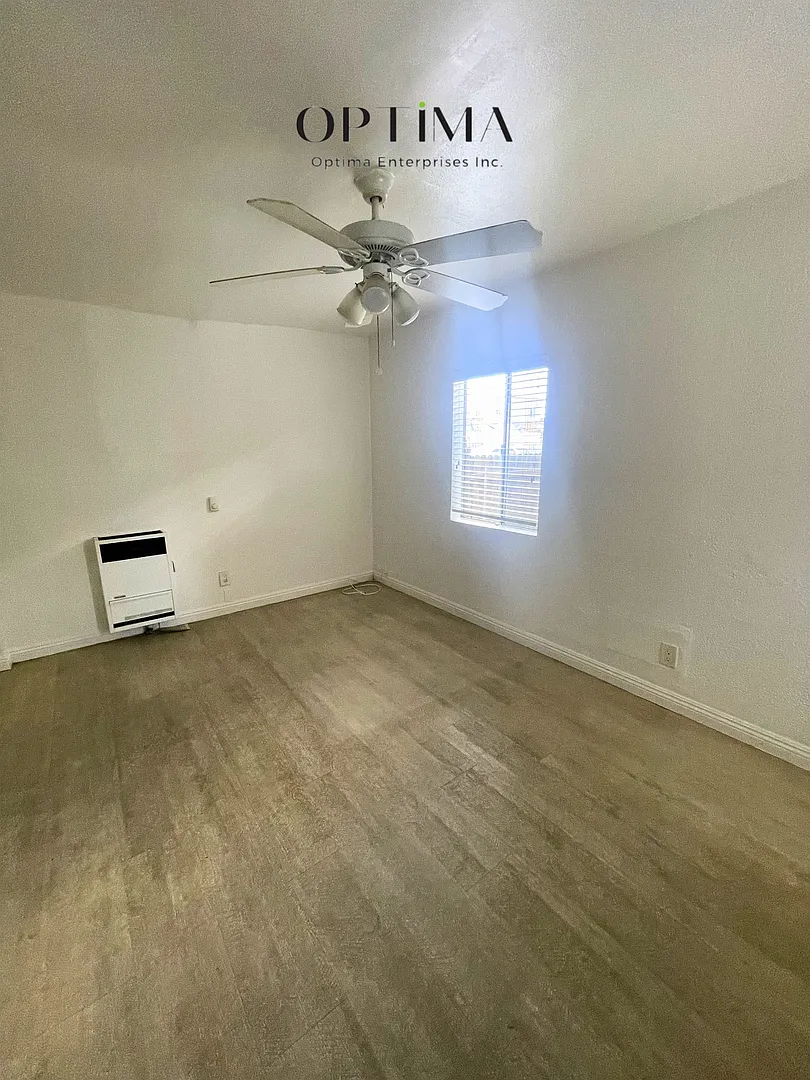 1377 Warren Ave — Photo 3