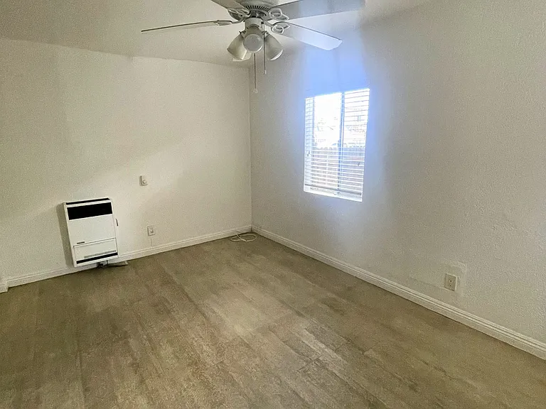 1377 Warren Ave — Photo 12