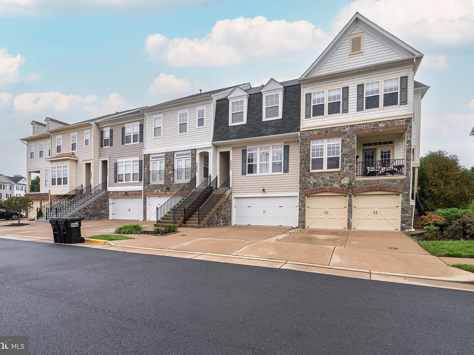 3 bed, 3.5 bath, 2616 sqft, $3,300 — Photo 2