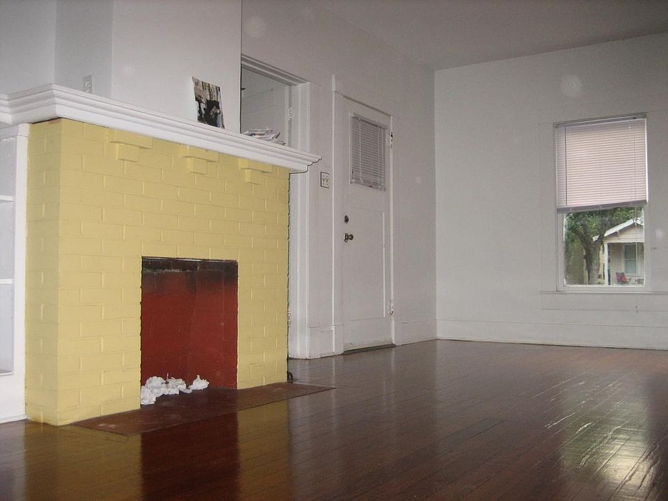 living room, 15'x20'