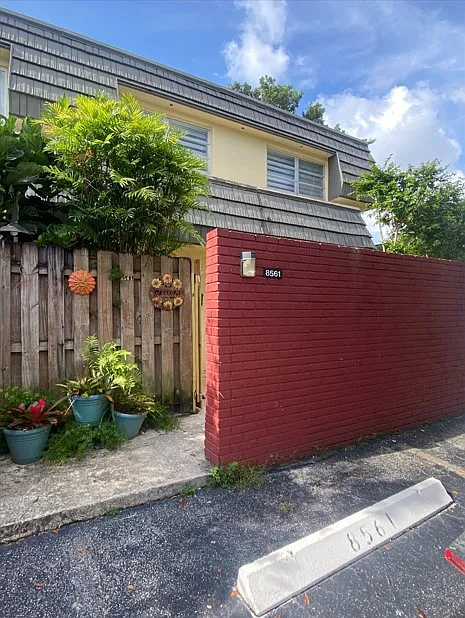 3 bed, 2.5 bath, 1582 sqft, $3,200 — Photo 2