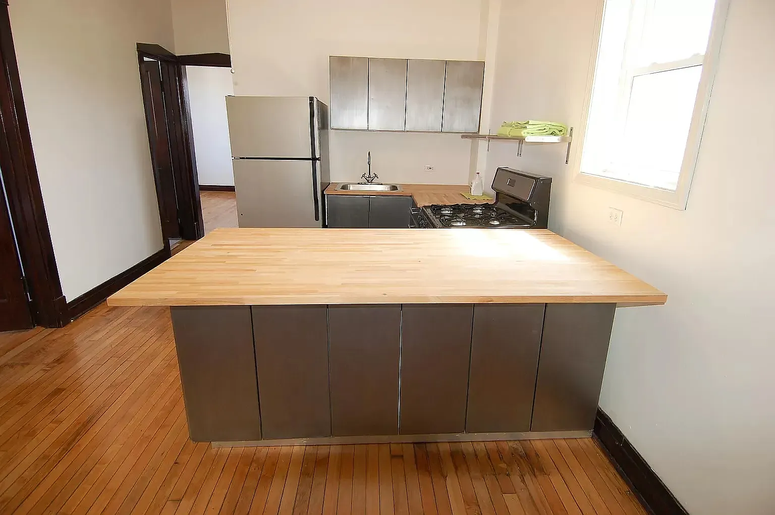 2 bed, 1.0 bath, 1000 sqft, $1,850 — Photo 2
