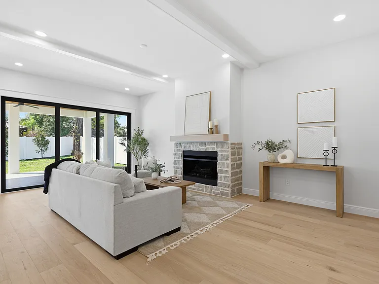 920 W Alfred St — Photo 24