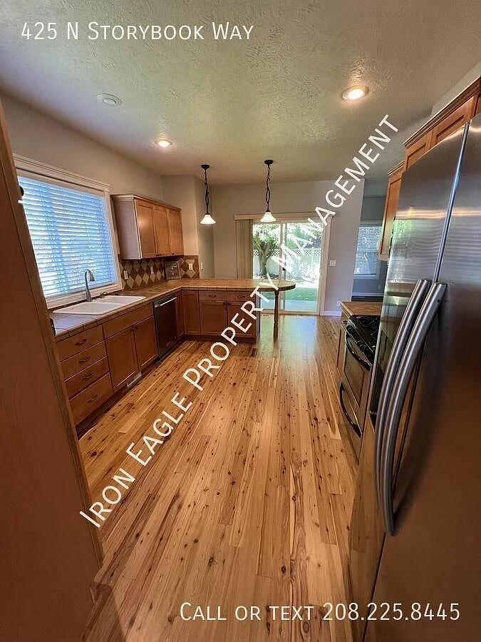 3 bed, 3.0 bath, 2514 sqft, $2,975 — Photo 4