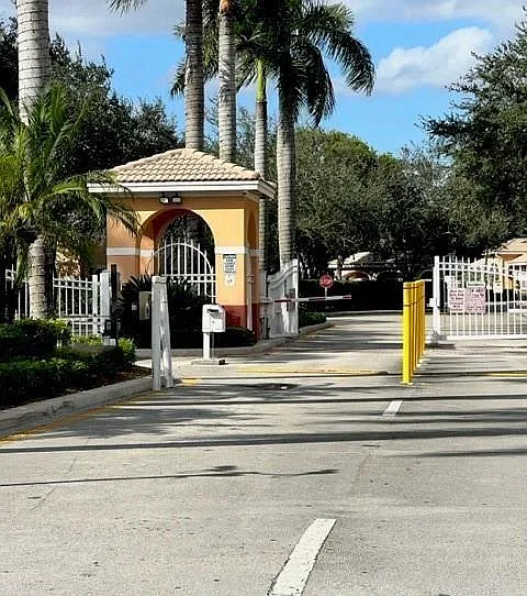 2140 SW 87th Way — Photo 3
