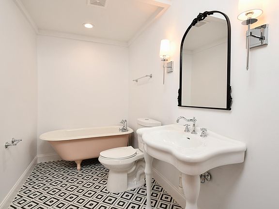 4th image of 642 Pelham St