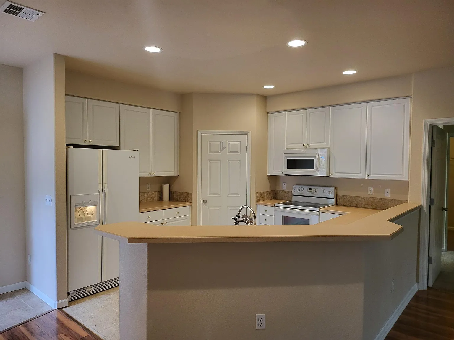 3301 Park Ln — Photo 2