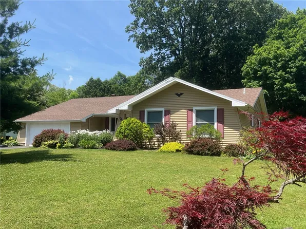 85 Parkway Dr, North Chili, NY 14514