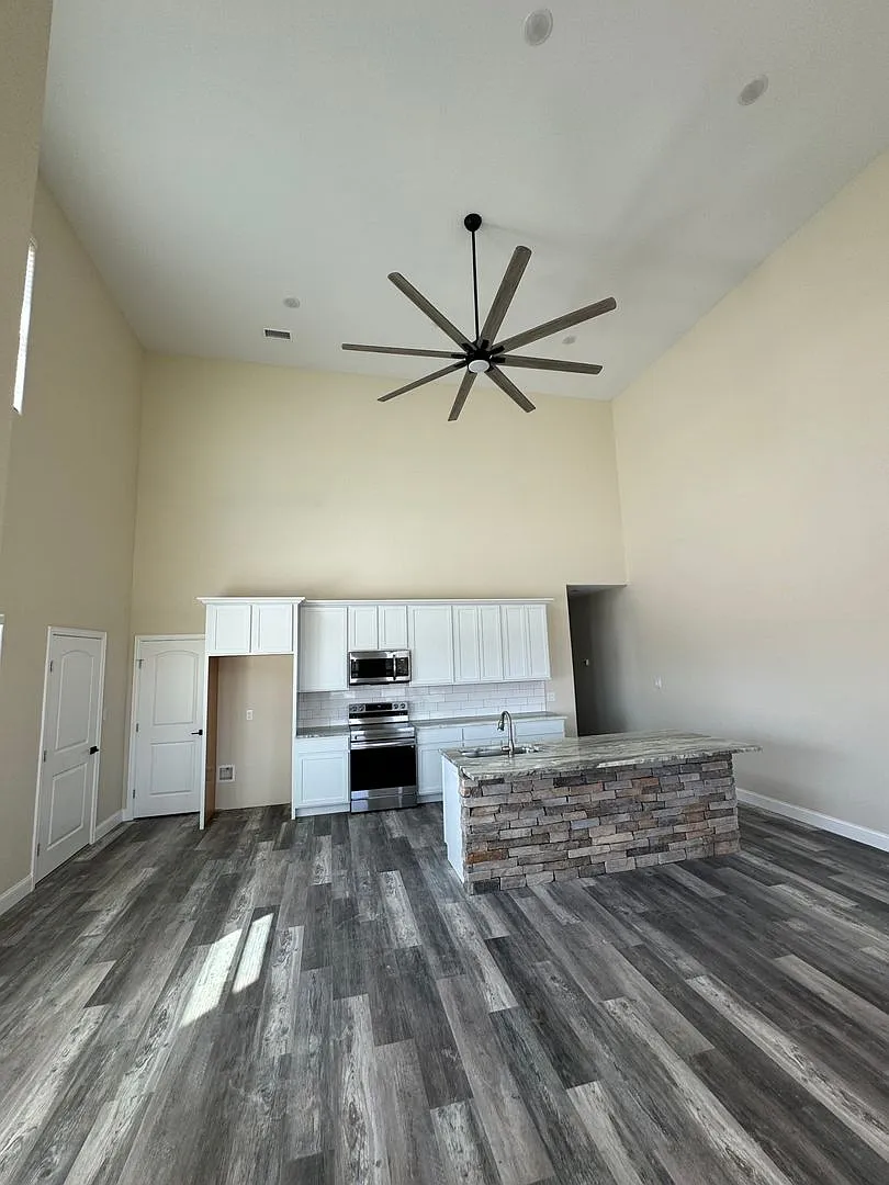 3/2/2 Modern Twostory Home In Gated Community Peaster Isd No Water Bill — Photo 4
