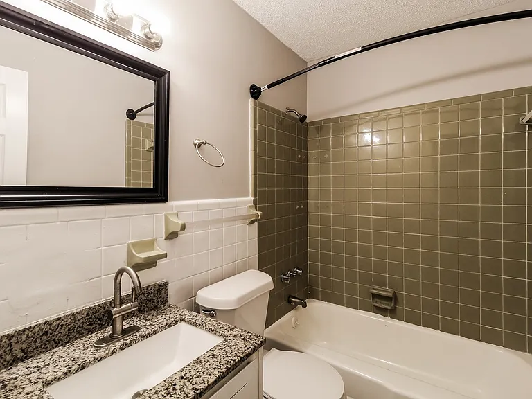 1678182_029_bathroom_13484823.jpg