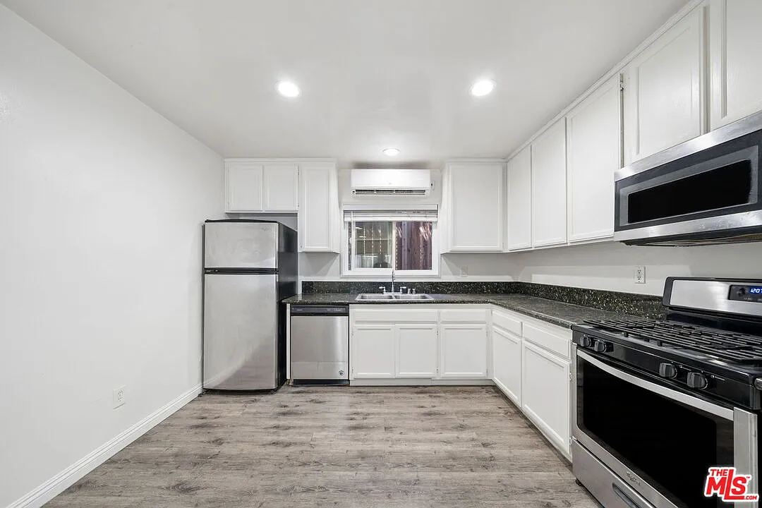 2 bed, 1.0 bath, 1009 sqft, $3,750 — Photo 3