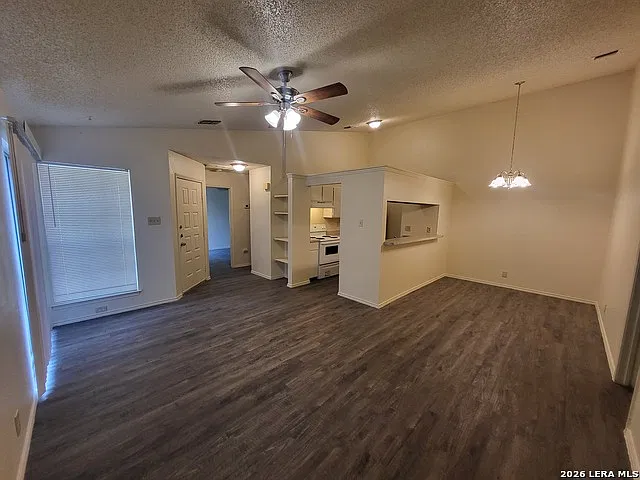 2 bed, 2.0 bath, 916 sqft, $1,225 — Photo 2
