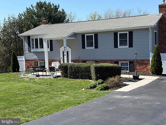 2nd image of 5010 Lee Hill Cir
