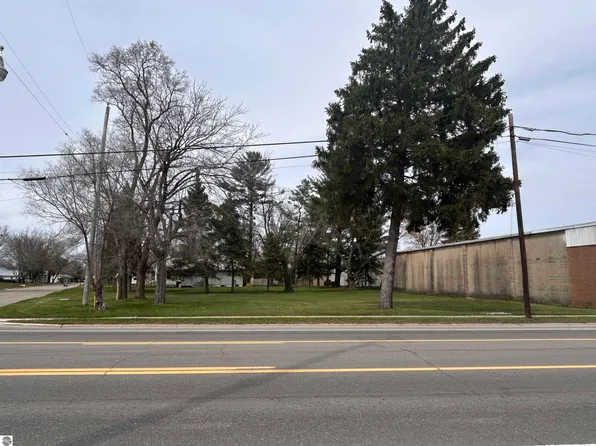 434 W 5th St, Clare, MI 48617