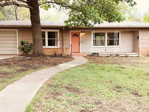 1042 Bluebonnet Dr, Kerrville, TX 78028