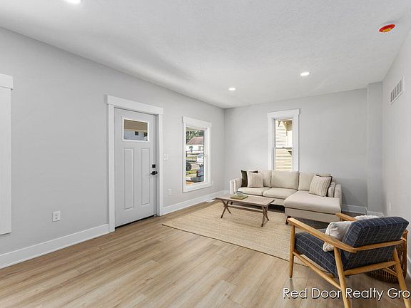 3rd image of 1111 Dickinson St SE