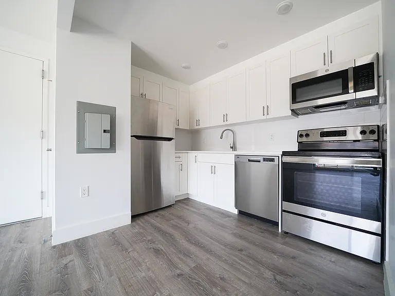 69-05 Ditmars Blvd #3E — Photo 1