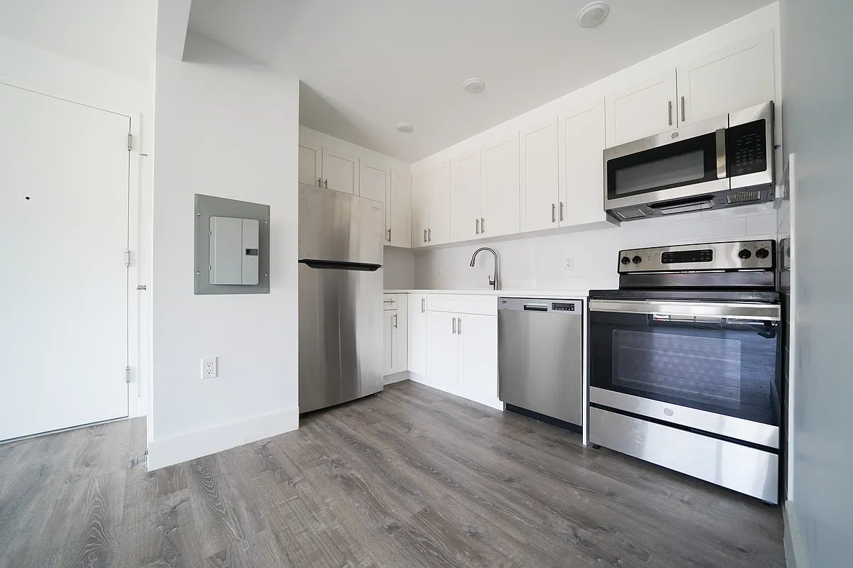 69-05 Ditmars Boulevard 3E