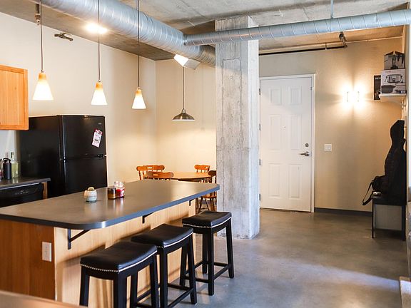 Kitchen & Entry