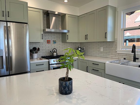 Top Unit - Fully stocked kitchen