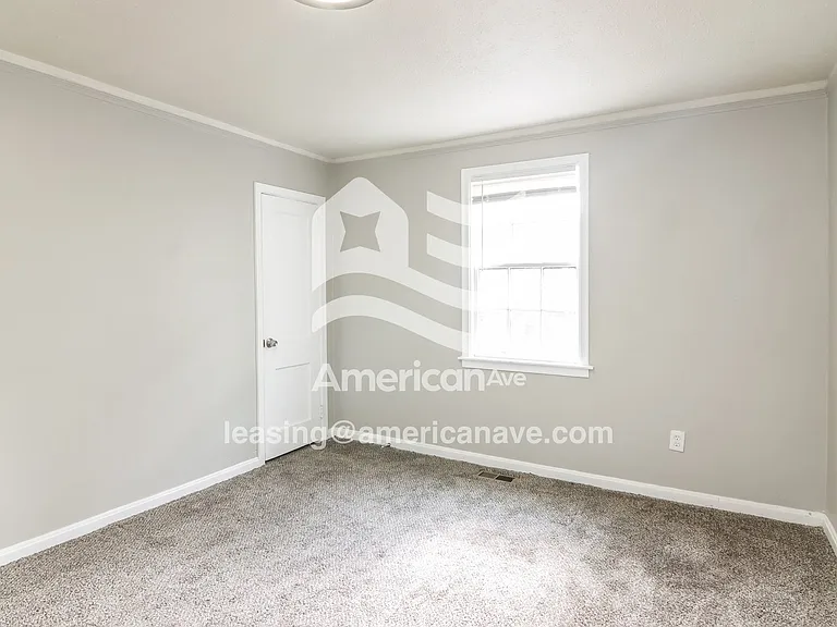 1251530_012_bedroom_13.jpg