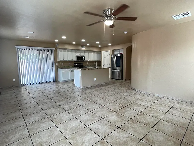 1466 E Holiday Dr — Photo 9