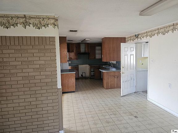3rd image of 203 Rosewood Dr