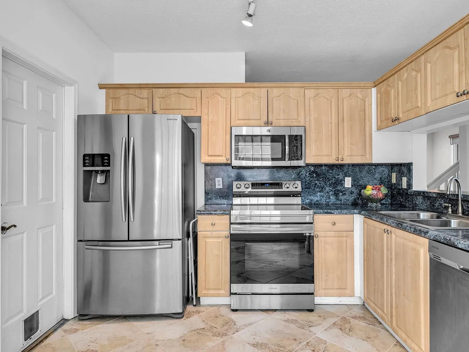 4 bed, 1582 sqft, $5,700 — Photo 4