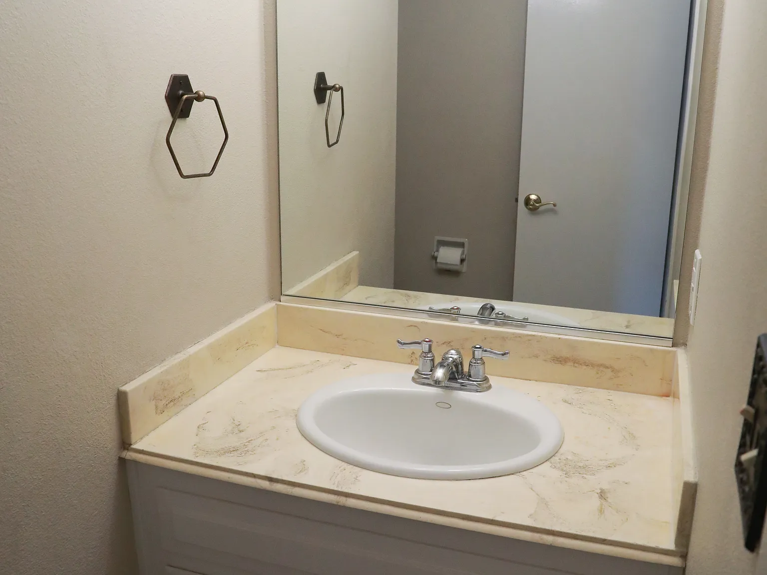 4 bed, 2.5 bath, 2562 sqft, $4,500 — Photo 4