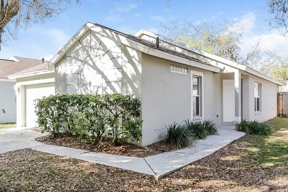 4 bed, 2.0 bath, 1337 sqft, $3,740 — Photo 3